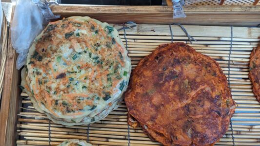 Buchimgae : galette coréenne Galettes coréennes buchimgae servies à Little Korea, Osaka, Japon