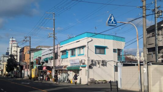 Façade animée du quartier Little Korea à Osaka, avec des enseignes coréennes et des lanternes colorées, créant une ambiance festive
