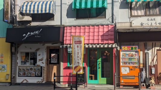 Façade animée du quartier Little Korea à Osaka, avec des enseignes coréennes et des lanternes colorées, créant une ambiance festive