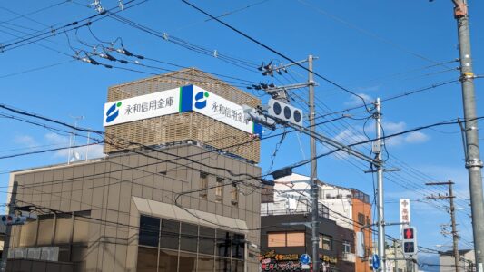 Façade animée du quartier Little Korea à Osaka, avec des enseignes coréennes et des lanternes colorées, créant une ambiance festive