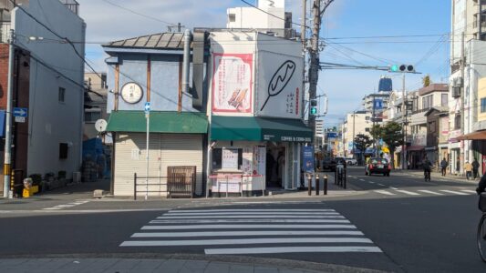Rue de Little Korea à Osaka, Japon, avec un restaurant et un passage piéton