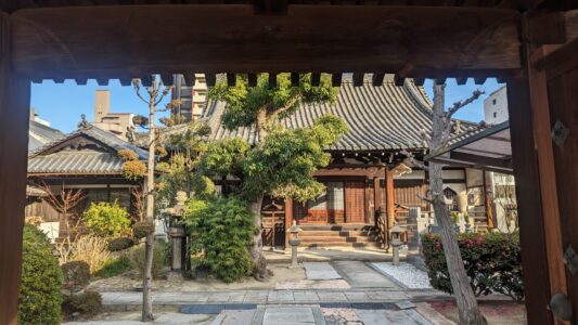 Entrée d'un temple à Osaka, Japon