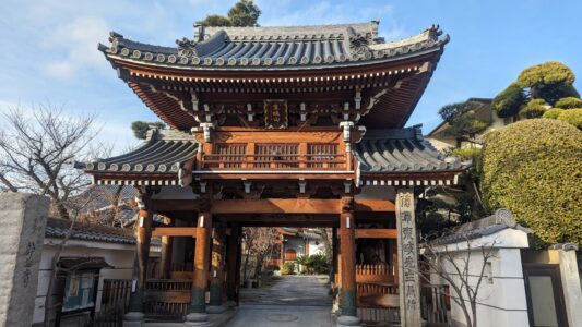 Temple à Osaka avec des teintes brun et gris, Japon