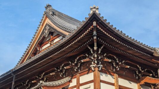 Vue latérale du temple Shitennō-ji à Osaka, Japon