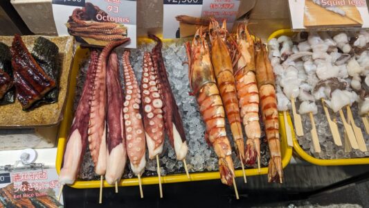 Brochettes de poulpe Poulpes et gambas cuites, présentés lors d'un Foodie Tour à Osaka