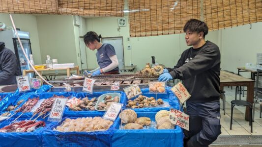 Fruits de mer au marché Vendeurs de poisson au marché, lors d'un Foodie Tour à Osaka