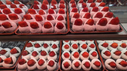 Fraises & Mochi Mochi aux fraises, présentés lors d'un Foodie Tour à Osaka