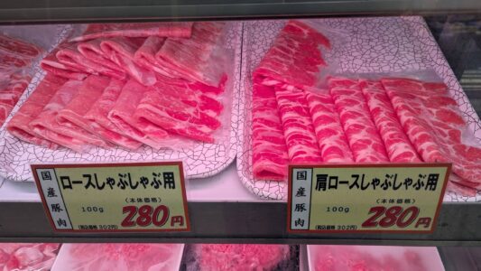 Boeuf finement coupé Assiette de viande de bœuf de Kobe, présentée lors d'un Foodie Tour à Osaka