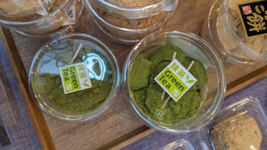 Reportage phoMochi au thé vert présenté dans un conteneur en plastique lors d'un Foodie Tour à Osakato dans la ville d'Osaka dans le Kansai au Japon