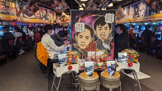 Jouer dans les Pachinkos (genre de casinos japonais) Intérieur d'un salon de pachinko à Dotonbori, Osaka, avec des machines colorées et des joueurs
