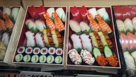 Plateaux de sushis Bento de sushi coloré présenté sur une table lors d'un Foodie Tour à Osaka