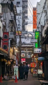 Enseignes lumineuses et colorées dans la rue animée de Dotonbori, Osaka