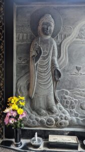 Statue de Bouddha au temple dans le cœur de Dotonbori, Osaka, entourée d'une ambiance zen