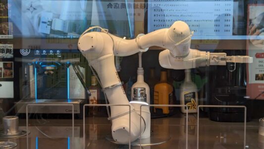 Du jamais vu... Bras mécanique robotique préparant des boissons au café à Osaka