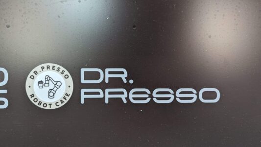 Un robot qui fait du café... Boutique Dr.Presso à Osaka, où un robot prépare des espressos