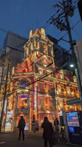 Vue de l'architecture animée de Dotonbori, avec ses panneaux néon colorés et ses bâtiments emblématiques