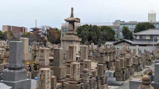 Tombes traditionnelles dans le cimetière de Little Korea à Osaka, entourées de verdure