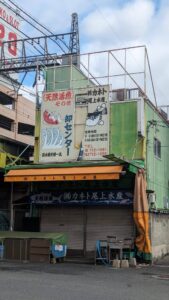 Rue de Little Korea à Osaka, avec des bâtiments colorés d'inspiration coréenne et des poissons frais exposés sur des étals