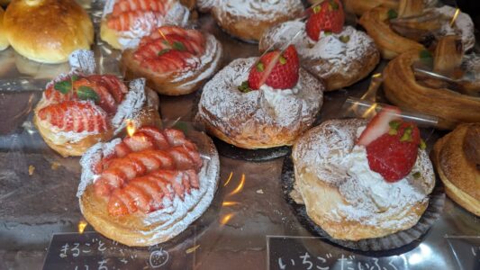 Assortiment de pâtisseries aux fraises présentées lors d'un food tour à Osaka, mettant en avant des desserts japonais délicats