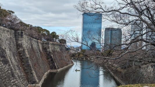 Paysage hivernal au château d'Osaka Vue du Château d'Osaka en hiver, avec sa tour emblématique entourée de neige et d'arbres nus