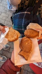 Taiyaki たい焼き
La plupart du temps, il est fourré d’anko, une pâte de haricots rouges sucrés. mas aussi la crème pâtissière, la crème au chocolat et la crème au fromage. Image de trois taiyaki, des gaufres japonaises en forme de poisson, tenus dans la main d'une personne, montrant leurs garnitures appétissantes