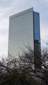Image du château d'Osaka vu de face, avec sa tour imposante et ses détails architecturaux traditionnels japonais
