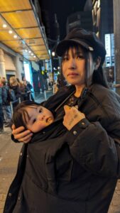 Portrait d'une femme et d'un enfant dans un cadre futuriste à Osaka, avec des éléments de design moderne et des lumières vives