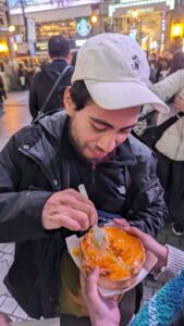 Ami mexicain dégustant le fameux cheesecake d'Hokkaido (nord Japon) Image d'une femme d'origine mexicaine dégustant un cheesecake lors d'un food tour à Osaka, avec un sourire sur son visage