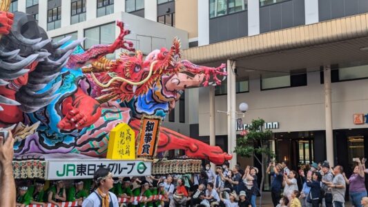 Char Nebuta et parade en plein jour