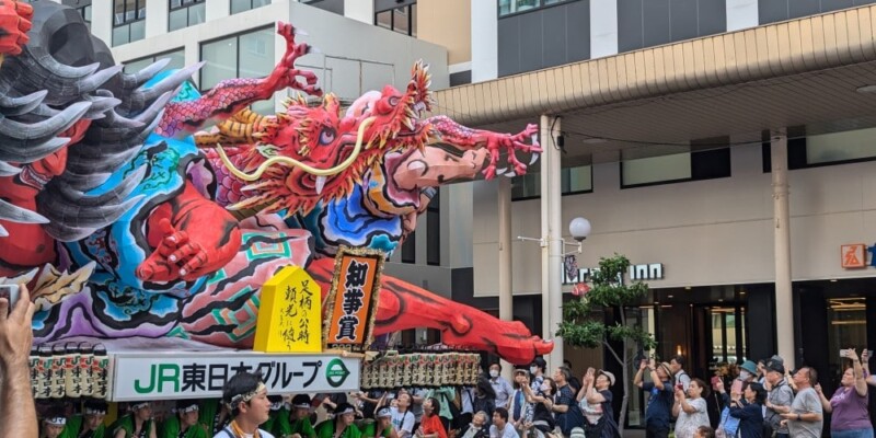 Char Nebuta et parade en plein jour