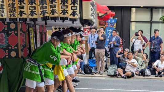 Char Nebuta et parade en plein jour