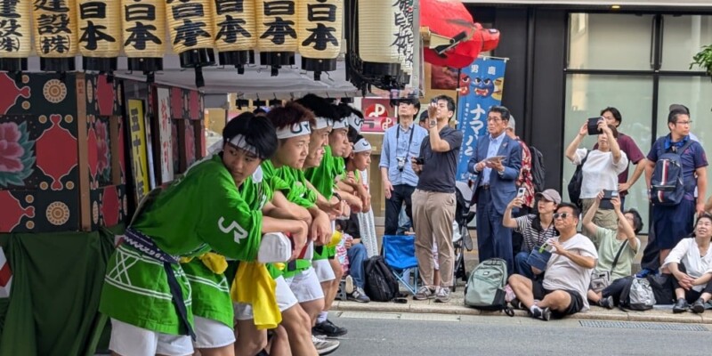 Char Nebuta et parade en plein jour