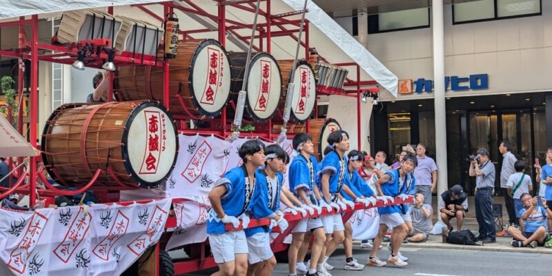 Char Nebuta et parade en plein jour