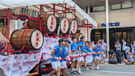 Char Nebuta et parade en plein jour