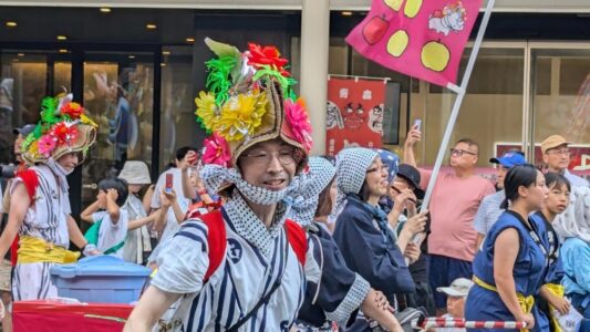 Char Nebuta et parade en plein jour