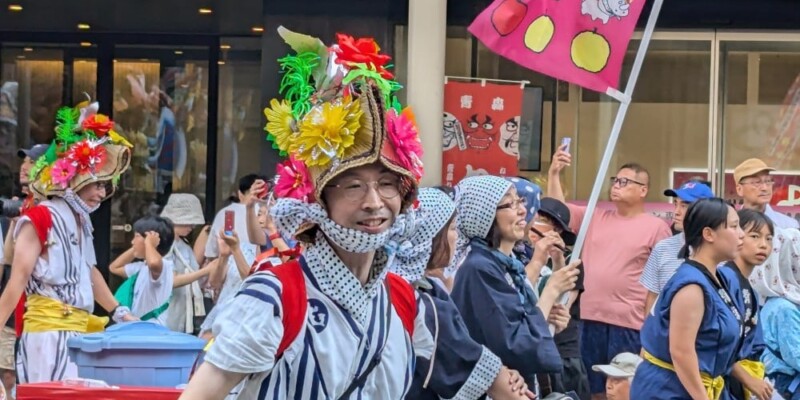 Char Nebuta et parade en plein jour