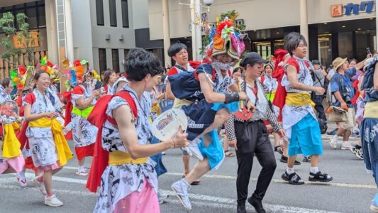 Char Nebuta et parade en plein jour