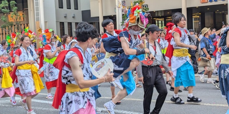 Char Nebuta et parade en plein jour