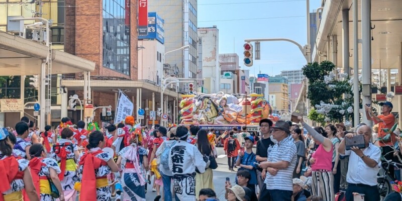 Char Nebuta et parade en plein jour