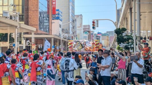 Char Nebuta et parade en plein jour