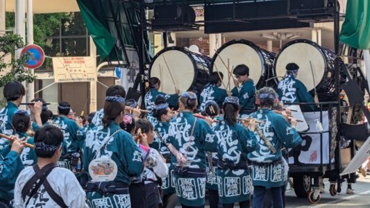 Char Nebuta et parade en plein jour