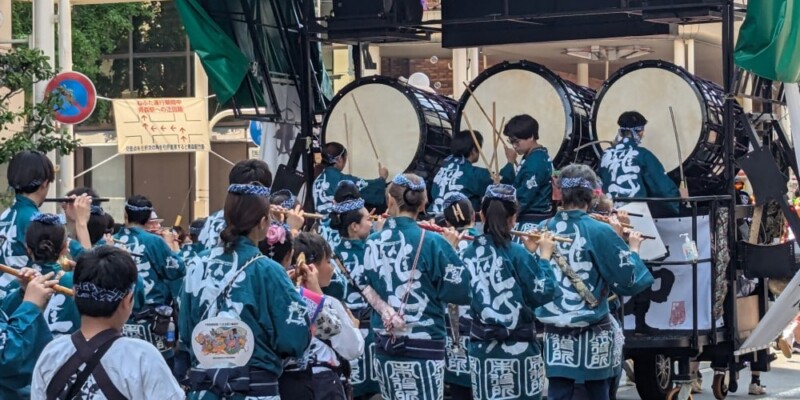 Char Nebuta et parade en plein jour