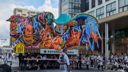 Char Nebuta et parade en plein jour