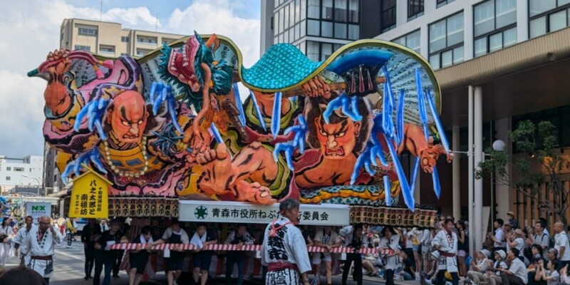 Char Nebuta et parade en plein jour