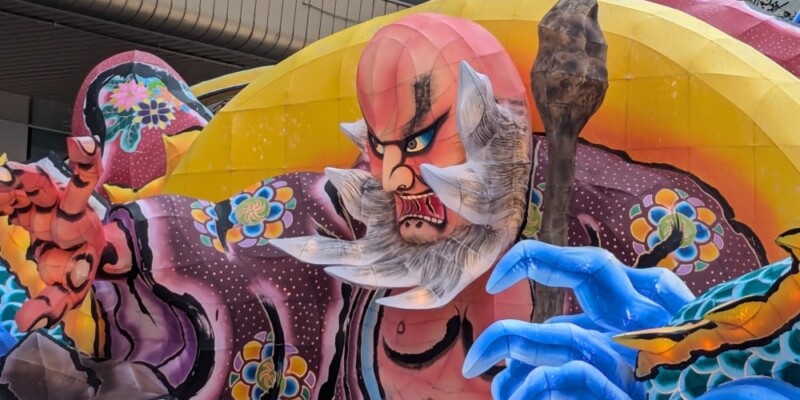 Char Nebuta et parade en plein jour