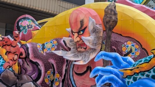 Char Nebuta et parade en plein jour