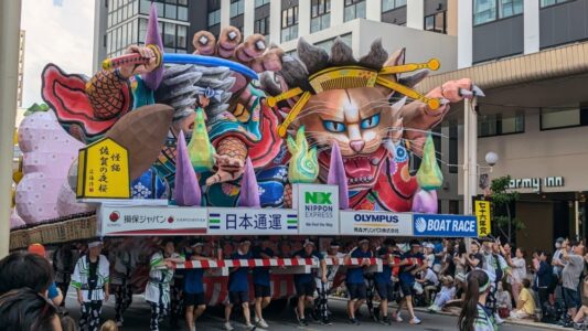 Char Nebuta et parade en plein jour