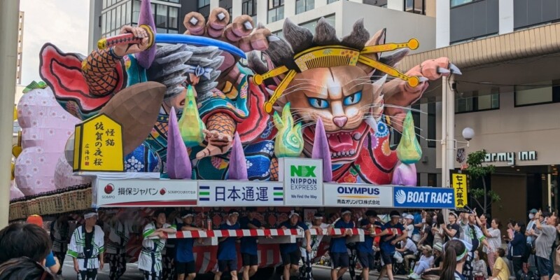 Char Nebuta et parade en plein jour