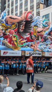 Char Nebuta et parade en plein jour