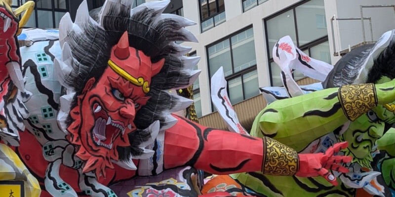 Char Nebuta et parade en plein jour